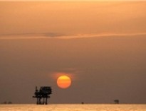 دیپلماسی خاموش نفتی در بحبوحه کاهش درآمد به یک‌چهارم