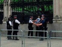 با دستگیری فردی مظنون ورودی‌های پارلمان انگلیس بسته شد
