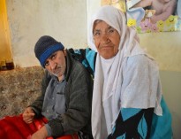 60 سال پرستاری پیرزن اردکانی از همسر و فرزند بیمارش +تصاویر