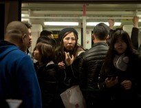 آزار جنسی زنان حتی در واگن‌های جداگانه مترو! / عکس