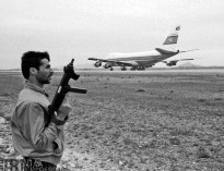 تصاویر | ۱۶ فروردین ۱۳۶۷؛ فرود هواپیمای ربوده‌شده کویتی در مشهد