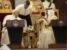 چرت زدن شاه بحرین هنگام سخنرانی پاپ