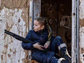 داستان عکس دختر اوکراینی با آبنبات چوبی و تفنگ
