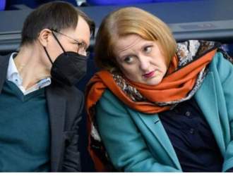 اشپیگل: قانونگذاران آلمانی سر کار سردشان است!
