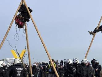 (تصاویر)درگیری پلیس آلمان و فعالان محیط زیست