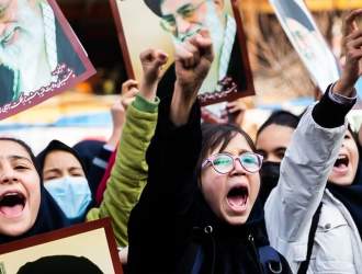 (تصاویر) تجمع دانش آموزان تهرانی مقابل سفارت فرانسه