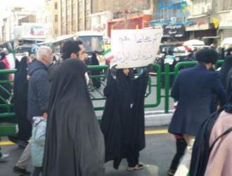 دست نوشته جالب یک زن چادری در راهپیمایی ۲۲ بهمن